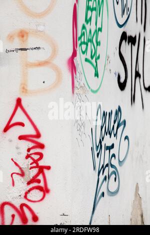 Farbig bemalte weiße Hauswand, Deutschland Stockfoto