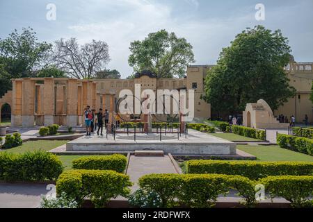 Jaipur Mantar Park, Jaipur, Indien – 13. April 2023. Touristen erkunden einen Abschnitt der Aussichtsplattform. Stockfoto