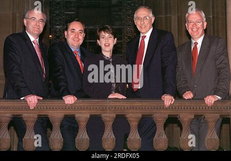 Führer von Schottland vier große politische Parteien, David McLetchie, Konservative, Alex Salmond, SNP, Donald Dewar, Labour, und Jim Wallace, Lib Dems, mit BBC-Moderator Kirsty Wark, vor der Live-Debatte, von hier nach Holyrood, heute Abend in der McEwan Hall, Edinburgh. 4/5/99. Stockfoto