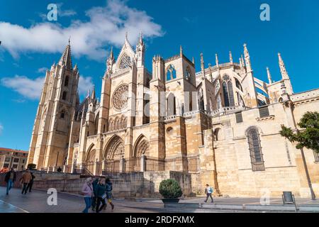 Spektakuläre Kathedrale von Leon. Die Kathedrale „Santa María de Regla de León“ ist eine katholische Kirche in der Altstadt von Leon. Stockfoto