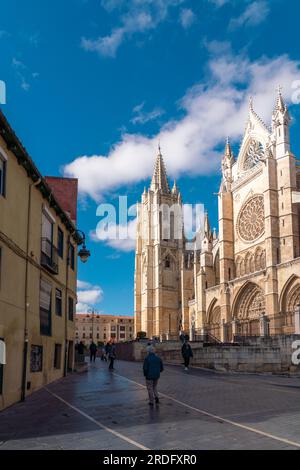 Spektakuläre Kathedrale von Leon. Die Kathedrale „Santa María de Regla de León“ ist eine katholische Kirche in der Altstadt von Leon. Stockfoto