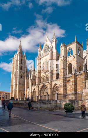 Spektakuläre Kathedrale von Leon. Die Kathedrale „Santa María de Regla de León“ ist eine katholische Kirche in der Altstadt von Leon. Stockfoto