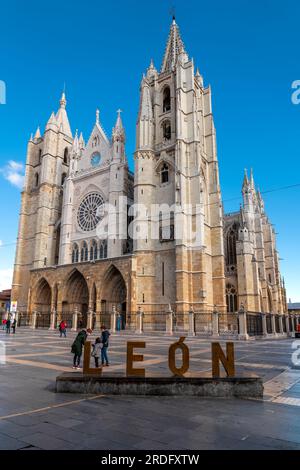 Buchstaben mit dem Namen der Stadt Leon im Zentrum der Stadt, vor der Kathedrale von Leon, auf dem Platz „Plaza de Regla“. Reisen Stockfoto