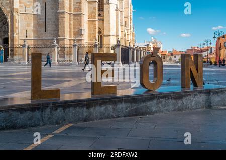 Buchstaben mit dem Namen der Stadt Leon im Zentrum der Stadt, vor der Kathedrale von Leon, auf dem Platz „Plaza de Regla“. Reisen Stockfoto