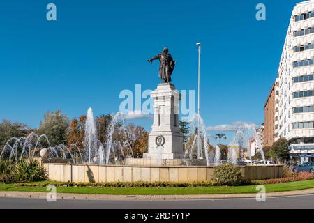 Blick auf Plaza Guzman El Bueno mit Brunnen und Denkmal für Guzmán el Bueno im Stadtzentrum von Leon. Stockfoto