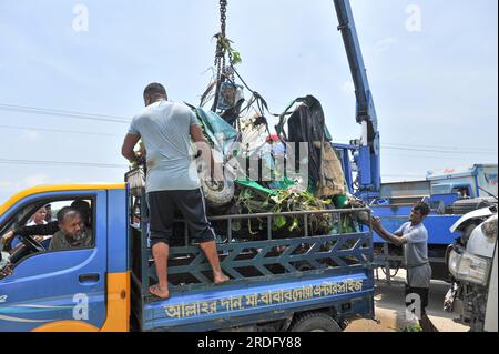 Sylhet, Bangladesch. 20. Juli 2023 Ein Kran, der das zerstörte Erdgas und den Mikrobus hebt. Der Unfall ereignete sich in Sundargaon unter der Polizeistation Gowainghat auf der Autobahn Sylhet-Companigonj. Sechs Menschen kamen bei dem Frontalzusammenstoß ums Leben. Fünf Menschen starben auf der Stelle und eine weitere auf dem Weg ins Krankenhaus. Stockfoto