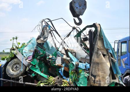 Sylhet, Bangladesch. 20. Juli 2023 Ein Kran, der das zerstörte Erdgas und den Mikrobus hebt. Der Unfall ereignete sich in Sundargaon unter der Polizeistation Gowainghat auf der Autobahn Sylhet-Companigonj. Sechs Menschen kamen bei dem Frontalzusammenstoß ums Leben. Fünf Menschen starben auf der Stelle und eine weitere auf dem Weg ins Krankenhaus. Stockfoto