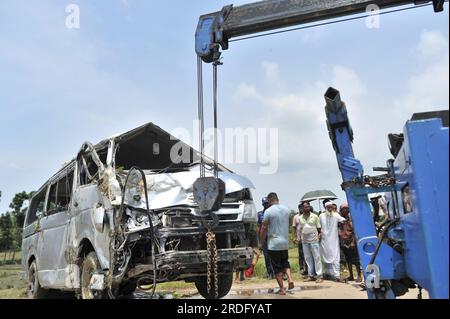 Sylhet, Bangladesch. 20. Juli 2023 Ein Kran, der das zerstörte Erdgas und den Mikrobus hebt. Der Unfall ereignete sich in Sundargaon unter der Polizeistation Gowainghat auf der Autobahn Sylhet-Companigonj. Sechs Menschen kamen bei dem Frontalzusammenstoß ums Leben. Fünf Menschen starben auf der Stelle und eine weitere auf dem Weg ins Krankenhaus. Stockfoto