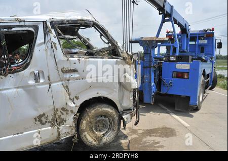 Sylhet, Bangladesch. 20. Juli 2023 Ein Kran, der das zerstörte Erdgas und den Mikrobus hebt. Der Unfall ereignete sich in Sundargaon unter der Polizeistation Gowainghat auf der Autobahn Sylhet-Companigonj. Sechs Menschen kamen bei dem Frontalzusammenstoß ums Leben. Fünf Menschen starben auf der Stelle und eine weitere auf dem Weg ins Krankenhaus. Stockfoto