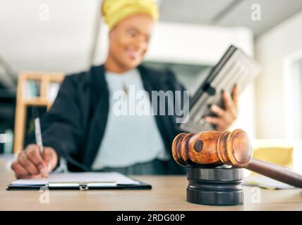 Richter, Hammer und Frau auf dem Tablet, die rechtliche Hinweise, Checklisten und Compliance-Dokumente, Justiz oder Vertrag verfassen. Anwalt, Notar und Anwältin Stockfoto