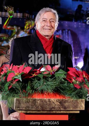 Aktenfoto vom 29. Oktober 11/07 von Tony Bennett, der die Weihnachtsbaumlichter im Rockefeller-Gebäude in New York, USA anmacht, als der amerikanische Sänger im Alter von 96 Jahren gestorben ist. Ausgabedatum: Freitag, 21. Juli 2023. Stockfoto