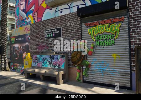 „Teenage Mutant Ninja Turtles: Mutant Mayhem“-Promotion auf der San Diego Comic-Con International 2023 im San Diego Convention Center. Aufgrund der Streiks der Drehbuchautoren und Schauspieler gibt es in diesem Jahr keine großen Panels oder Presseveranstaltungen mit Stars. San Diego, 20.07.2023 Stockfoto