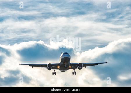 Flugzeug kurz vor der Landung auf dem Landeanflug zum Flughafen Stockfoto