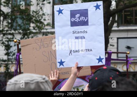 Leicester Square, London, Großbritannien. 21. Juli 2023 Mitglieder der Equity Rally auf dem Leicester Square in Solidarität mit der sag-AFTRA StrikeSimon Pegg, Brian Cox, David Oyelowo, Andy Serkis, Hayley Atwell, Zusammen mit Rob Delaney, Imelda Staunton und Jim Carter. Kredit: Matthew Chattle/Alamy Live News Stockfoto