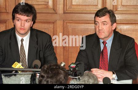 David Whitton, Labour PR Advisor, Right, und Michael Moore Lib Dems MSP, Left, informieren die Presse über den Fortschritt des heutigen Meetings zwischen Labour und The Lib dem's. Stockfoto