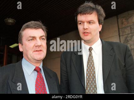 David Whitton, Labour PR Advisor, Left, und Michael Moore Lib Dems MSP, rechts, sprechen vor den Parlamentsgebäuden in Edinburgh vor der Presse, wo heute ein Treffen zwischen Labour und der Lib dem stattfand. Stockfoto