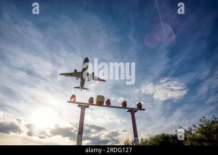 Flugzeug kurz vor der Landung auf dem Landeanflug zum Flughafen Stockfoto