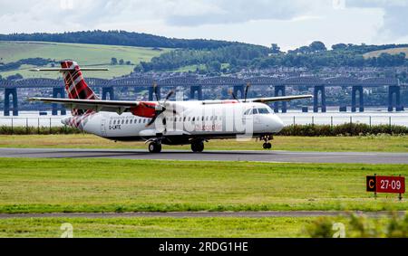 Dundee, Tayside, Schottland, Großbritannien. 21. Juli 2023. Das Wetter in Tayside, Schottland, ist hell und warm mit Temperaturen von bis zu 22°C. Loganair G-LMTE Flugzeug Flug Nummer LM622 kam pünktlich von London Heathrow um 11,45 Uhr an und landete am Dundee Riverside Airport, Schottland. Kredit: Dundee Photographics/Alamy Live News Stockfoto