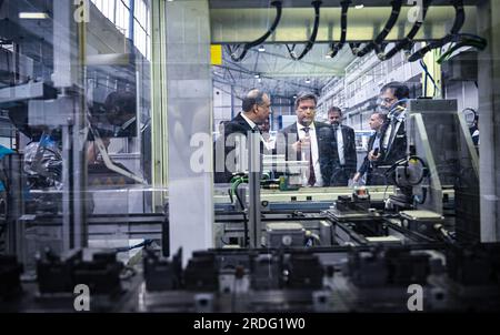 Mumbai, Indien. 21. Juli 2023. Robert Habeck (Bündnis 90/die Grünen), Vizekanzler und Bundesminister für Wirtschaft und Klimaschutz, wird während eines Firmenbesuchs in Siemens Kalwa in der Fabrik gezeigt. Habeck möchte die Zusammenarbeit mit Indien stärken, um weniger abhängig von China zu sein. Neben politischen Gesprächen stehen Unternehmensbesuche und die Teilnahme an einem Treffen der G20-Energieminister auf der Tagesordnung. Kredit: Britta Pedersen/dpa/Alamy Live News Stockfoto