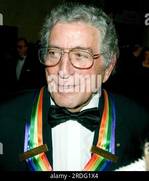 Washington, Vereinigte Staaten Von Amerika. 04. Dezember 2005. Tony Bennett spricht mit Reportern, wenn er am 4. Dezember 2005 für die Aufnahme der Kennedy Center Honors im John F. Kennedy Center for the Performing Arts in Washington, DC ankommt. Die 2005 Preisträger sind Tony Bennett, Suzanne Farrell, Julie Harris, Robert Redford und Tina Turner. Kredit: Ron Sachs/CNP/Sipa USA Kredit: SIPA USA/Alamy Live News Stockfoto