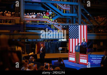 Philadelphia, Usa. 20. Juli 2023. Werftarbeiter sehen aus wie US Präsident Joseph Biden diskutiert seine wirtschaftlichen Pläne für Investitionen in Arbeit und grüne Energie auf einer Tour durch Philly Shipyard in Philadelphia, Pennsylvania, USA, am 20. Juli 2023. Kredit: OOgImages/Alamy Live News Stockfoto