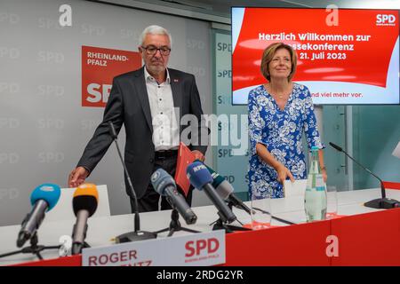 Mainz, Deutschland. 21. Juli 2023. Roger Lewentz (SPD, l), Staatspräsident von Rheinland-Pfalz, und Malu Dreyer (SPD), Ministerpräsident von Rheinland-Pfalz, kommen zu einer Pressekonferenz des EPD Rheinland-Pfalz. Das EPPD gab einen Ausblick auf den ordentlichen Kongress der Staatspartei am 4. November 2023 sowie auf die anstehenden Kommunal- und Europawahlen im Jahr 2024. Kredit: Jörg Halisch/dpa/Alamy Live News Stockfoto