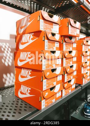 Roppenheim, Frankreich - 11. Juli 2023: Zum Verkauf stehen in einem Geschäft Reihen roter Nike Schuhboxen, die Käufer dazu einladen, alle Größen zu einem tollen Preis zu kaufen Stockfoto