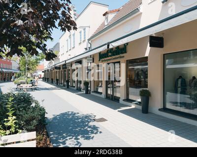 Roppenheim, Frankreich - 11. Juli 2023: Ein einladender Eingang in einem Outlet von Josef Seibel Schuhgeschäft Branding. Stockfoto