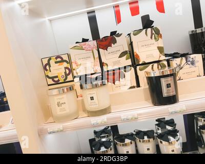 Roppenheim, Frankreich - 11. Juli 2023: Der feine Duft füllt die Luft und verschönert jeden Raum. Die von Jo Malone gefertigte Duftkerze strahlt Eleganz und Stil aus. Stockfoto