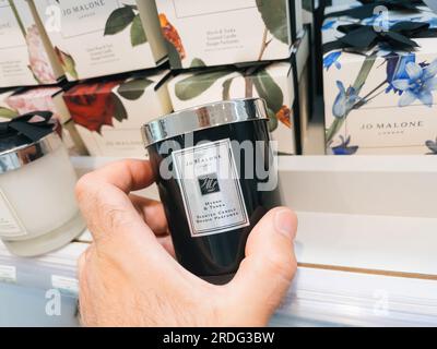 Roppenheim, Frankreich - 11. Juli 2023: POV männliche Einkäufe für neue Jo malone Myrrh und Tonka Duftkerzen Luxus Shopping in Parfümladen Stockfoto