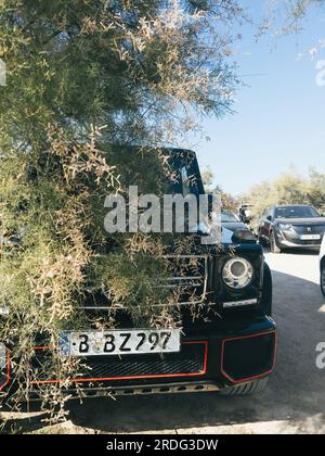 Mallorca, Spanien - 24. Juni 2023: Klassischer Mercedes-Benz der G-Klasse in der Natur, ein Luxusfahrzeug für Off-Road-Abenteuer. Starker Motor, 4x4-Leistung. Deutscher Retro-Transport. AMG Stockfoto