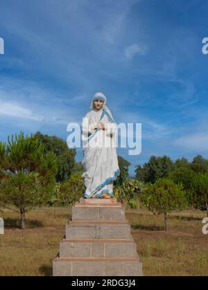 Pabillonis, ITALIEN - 19. Mai 2023 Mutter Teresa von Kalkutta Statue Stockfoto