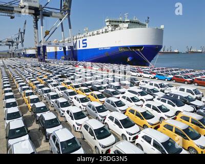 (230721) -- PEKING, 21. Juli 2023 (Xinhua) -- Dieses Luftfoto wurde am 5. Juli 2023 aufgenommen und zeigt Autos, die für den Export am Yantai-Hafen in der ostchinesischen Provinz Shangdong beladen werden sollen. (Foto: Tang Ke/Xinhua) Stockfoto