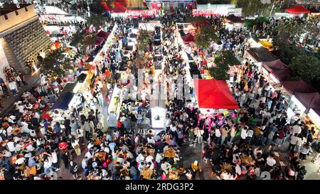 (230721) -- PEKING, 21. Juli 2023 (Xinhua) -- Touristen besuchen einen Nachtmarkt in Liuzhou, Südchina Autonome Region Guangxi Zhuang, 29. April 2023. (Foto: Li Hanchi/Xinhua) Stockfoto