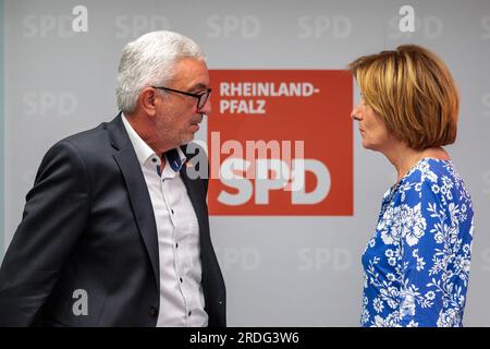 Mainz, Deutschland. 21. Juli 2023. Roger Lewentz (SPD, l), Staatspräsident von Rheinland-Pfalz, und Malu Dreyer (SPD), Ministerpräsident von Rheinland-Pfalz, sprechen auf einer Pressekonferenz des EPD Rheinland-Pfalz. Das EPPD gab einen Ausblick auf die ordentliche Parteikonferenz am 4. November 2023 sowie auf die anstehenden Kommunal- und Europawahlen im Jahr 2024. Kredit: Jörg Halisch/dpa/Alamy Live News Stockfoto