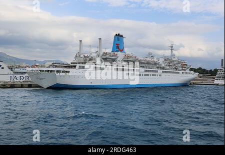 Das Kreuzfahrtschiff Marella Celebration legte im Hafen von Split, Kroatien, an. (Ehemals Thomson Cruises) Stockfoto