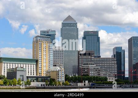 London, Großbritannien - August 9. 2013: Wolkenkratzer an der Canary Wharf von der Themse aus gesehen. Stockfoto