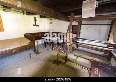 Wohnzimmer des ländlichen ethnografischen Museums in einem alten Haus, das 1825 in Nagyvazsony, Ungarn, erbaut wurde Stockfoto