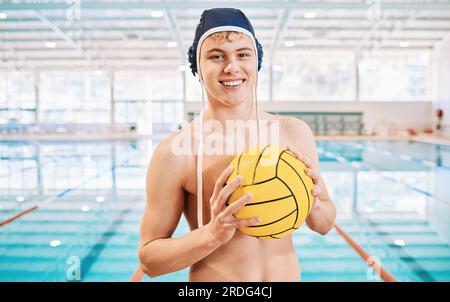 Teenager, Junge und Ball, Wasserball mit Sport und Lächeln im Porträt im Hallenbad. Junger männlicher Spieler, High-School-Athlet und Schwimmer mit Stockfoto