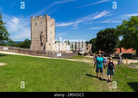 Touristen gehen in Richtung Kinizsi var (Burg Kinizsi) aus dem späten 14. Jahrhundert, Nagyvazsony, Ungarn Stockfoto