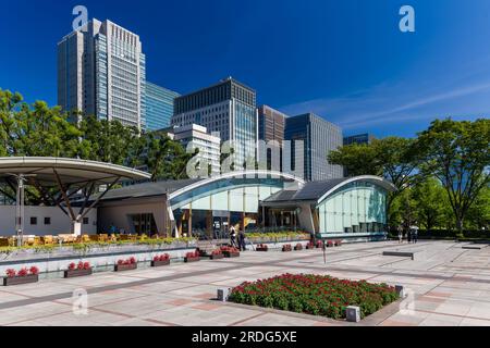 TOKIO, JAPAN - JULI 16 2023: In der Nähe von verlassenen Straßen und Straßen im Zentrum von Tokio, da die Bevölkerung sich vor dem heißen Sommerwetter in Innenräumen schützt. Stockfoto