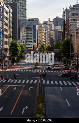 TOKIO, JAPAN - JULI 16 2023: In der Nähe von verlassenen Straßen und Straßen im Zentrum von Tokio, da die Bevölkerung sich vor dem heißen Sommerwetter in Innenräumen schützt. Stockfoto