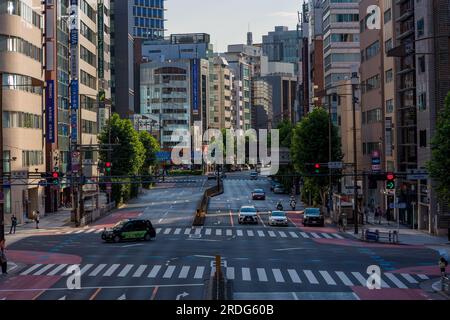 TOKIO, JAPAN - JULI 16 2023: In der Nähe von verlassenen Straßen und Straßen im Zentrum von Tokio, da die Bevölkerung sich vor dem heißen Sommerwetter in Innenräumen schützt. Stockfoto