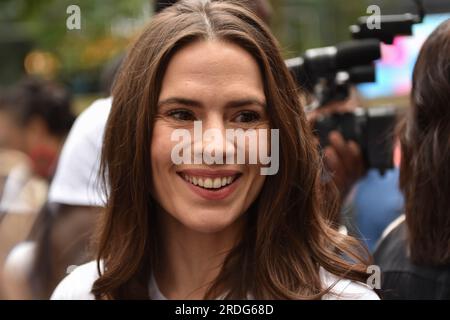 London, England, Großbritannien. 21. Juli 2023. Die britisch-amerikanische Schauspielerin HAYLEY ATWELL hat bei einem Protest gesehen, der von Mitgliedern der British Actors Union Equity in Leicester Square, London, organisiert wurde, in Solidarität mit markanten Hollywood-Schauspielern und Mitgliedern der Screen Actors Guild - American Federation of Television and Radio Artists. (Kreditbild: © Thomas Krych/ZUMA Press Wire) NUR REDAKTIONELLE VERWENDUNG! Nicht für den kommerziellen GEBRAUCH! Kredit: ZUMA Press, Inc./Alamy Live News Stockfoto