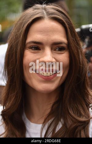 London, England, Großbritannien. 21. Juli 2023. Die britisch-amerikanische Schauspielerin HAYLEY ATWELL hat bei einem Protest gesehen, der von Mitgliedern der British Actors Union Equity in Leicester Square, London, organisiert wurde, in Solidarität mit markanten Hollywood-Schauspielern und Mitgliedern der Screen Actors Guild - American Federation of Television and Radio Artists. (Kreditbild: © Thomas Krych/ZUMA Press Wire) NUR REDAKTIONELLE VERWENDUNG! Nicht für den kommerziellen GEBRAUCH! Kredit: ZUMA Press, Inc./Alamy Live News Stockfoto