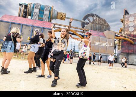 Weeze, Deutschland. 21. Juli 2023. Eine Gruppe junger Frauen, die auf einer der Bühnen zu elektronischer Musik tanzen. PAROOKAVILLE ist eines der größten elektronischen Festivals in Europa. Das Konzept hinter dem Festival ist eine Stadt, die nur zum Feiern erbaut wurde. Kredit: Christoph Reichwein/dpa/Alamy Live News Stockfoto