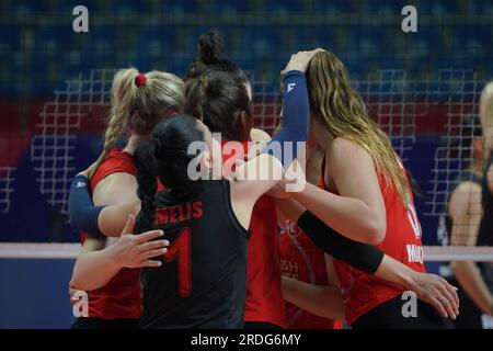 ISTANBUL, TURKIYE - 11. MÄRZ 2023: Turk Hava Yollari-Spieler feiern beim Spiel der türkischen Sultans-Liga von Sariyer Belediyespor in Burh ihren Punktestand Stockfoto