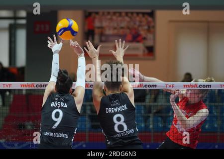 ISTANBUL, TURKIYE - 11. MÄRZ 2023: Busra Cansu Kilicli und Kimberly Drewniok in Aktion während der Turk Hava Yollari gegen Sariyer Belediyespor Turkish Sulta Stockfoto