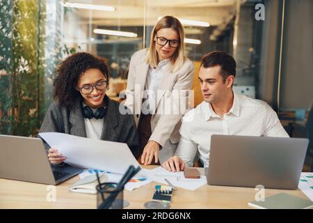 Gruppe von Geschäftskollegen, die gemeinsam an einem Projekt in moderner Zusammenarbeit arbeiten. Teamwork-Konzept Stockfoto
