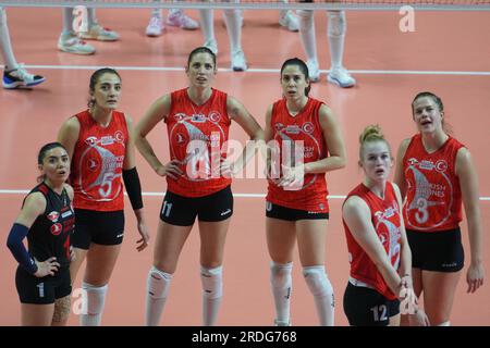 ISTANBUL, TURKIYE - 11. MÄRZ 2023: Turk Hava Yollari-Spieler im Spiel der türkischen Sultans-Liga Sariyer Belediyespor in der Burhan Felek Sport Hall Stockfoto